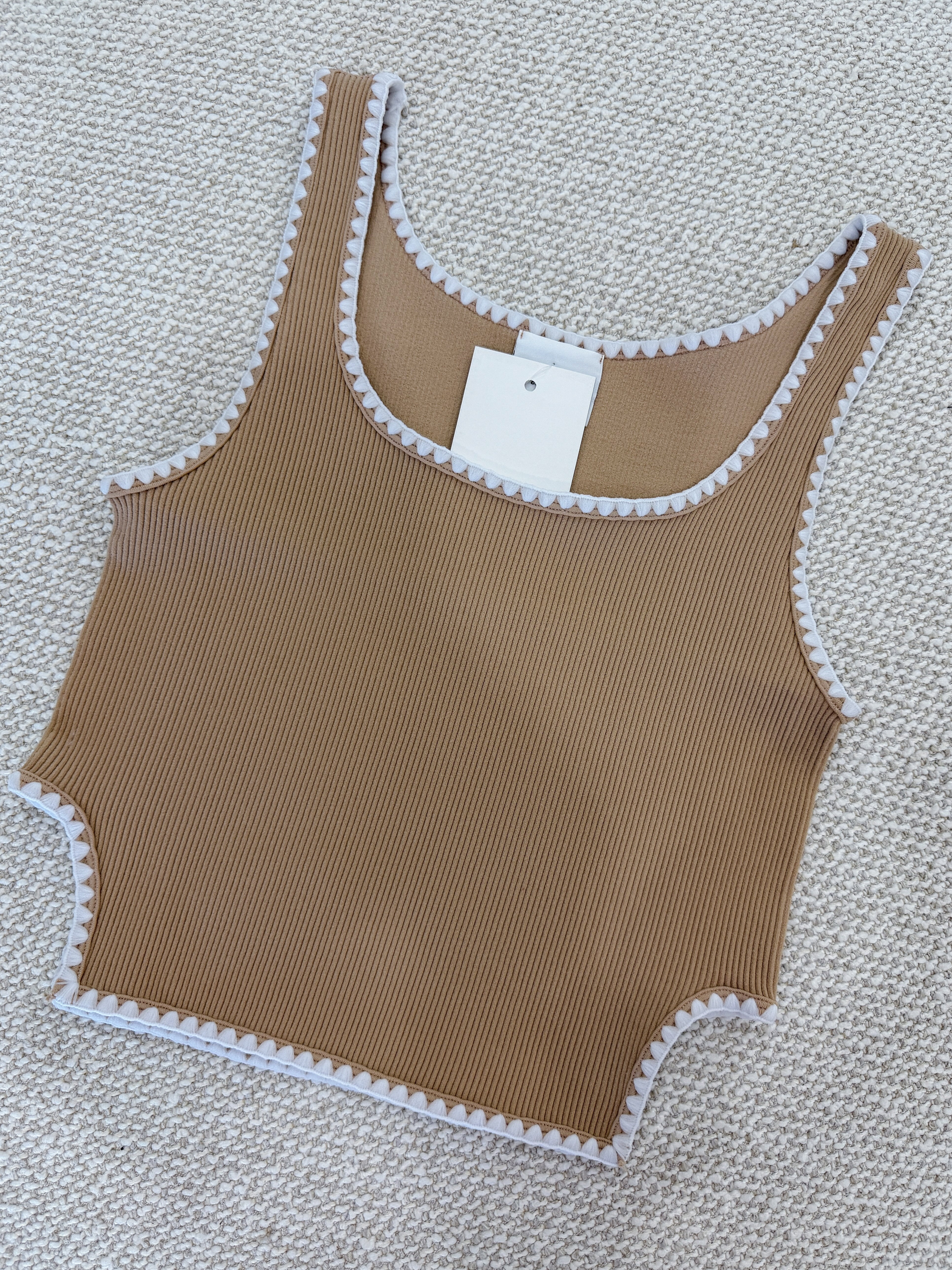 RIBBED EMBROIDERY DETAIL SEAMLESS TANK TOP