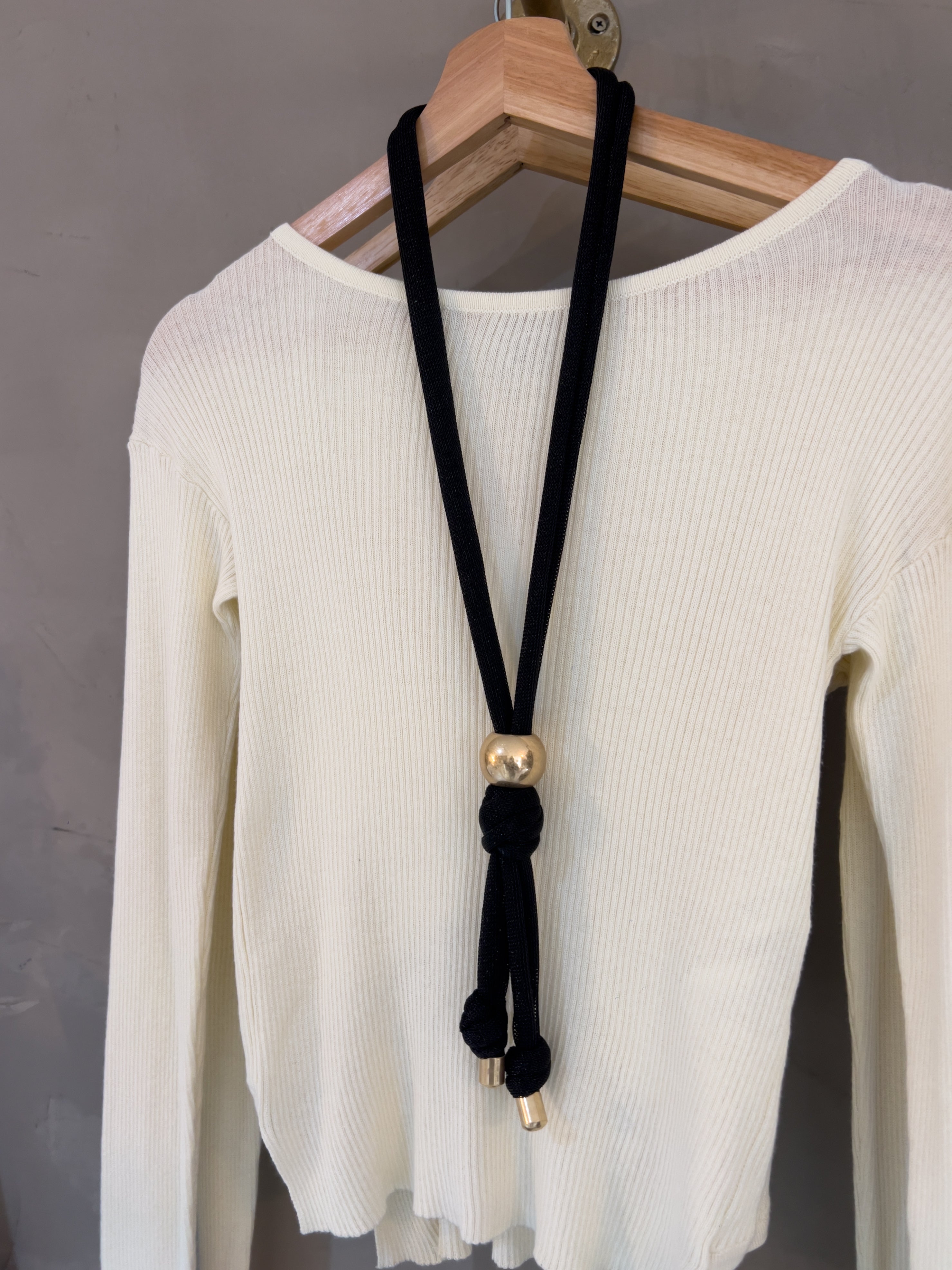 FARAH LONG NECKLACE IN BLACK