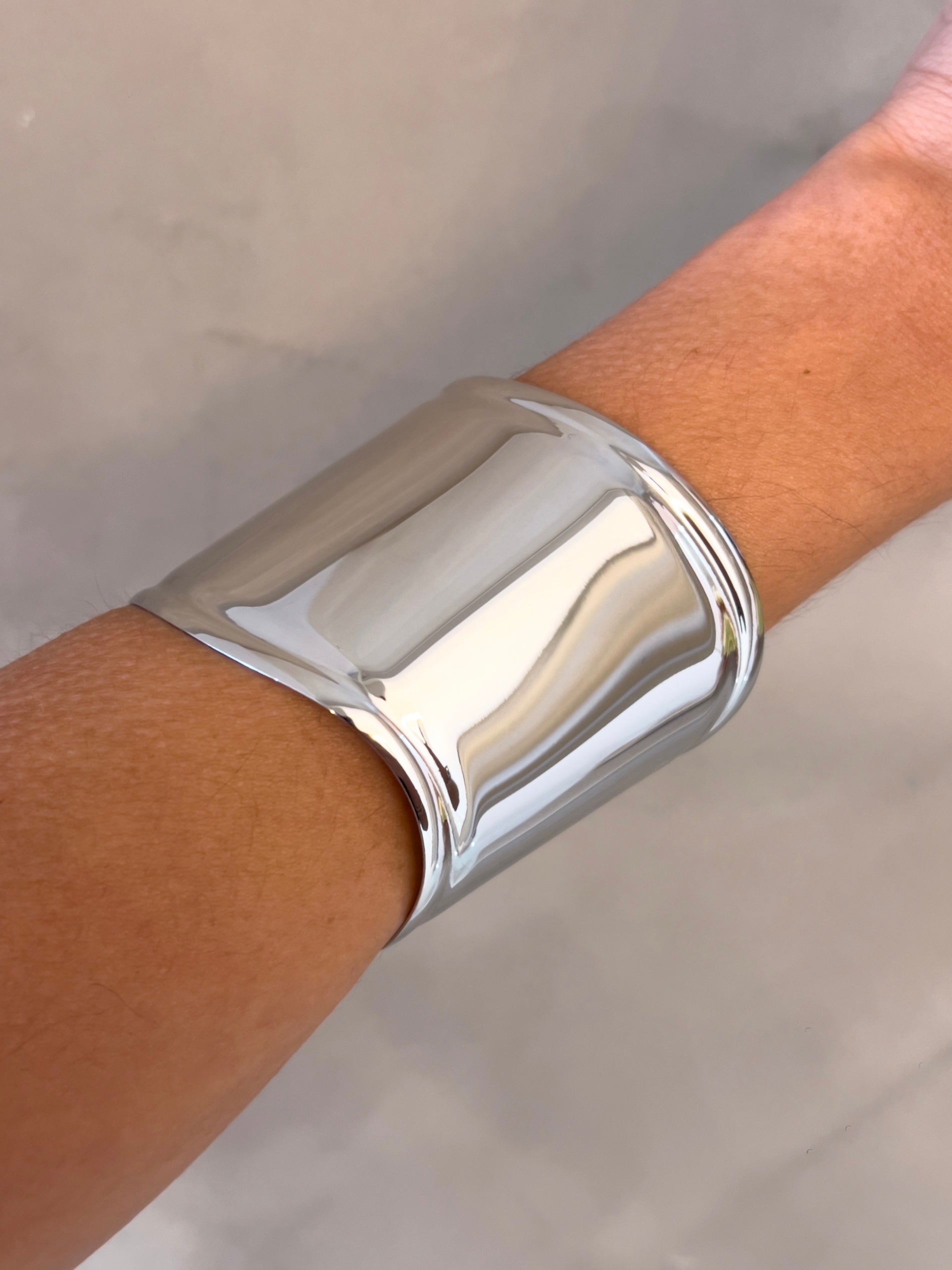 TIFF DUPE CUFF IN SILVER