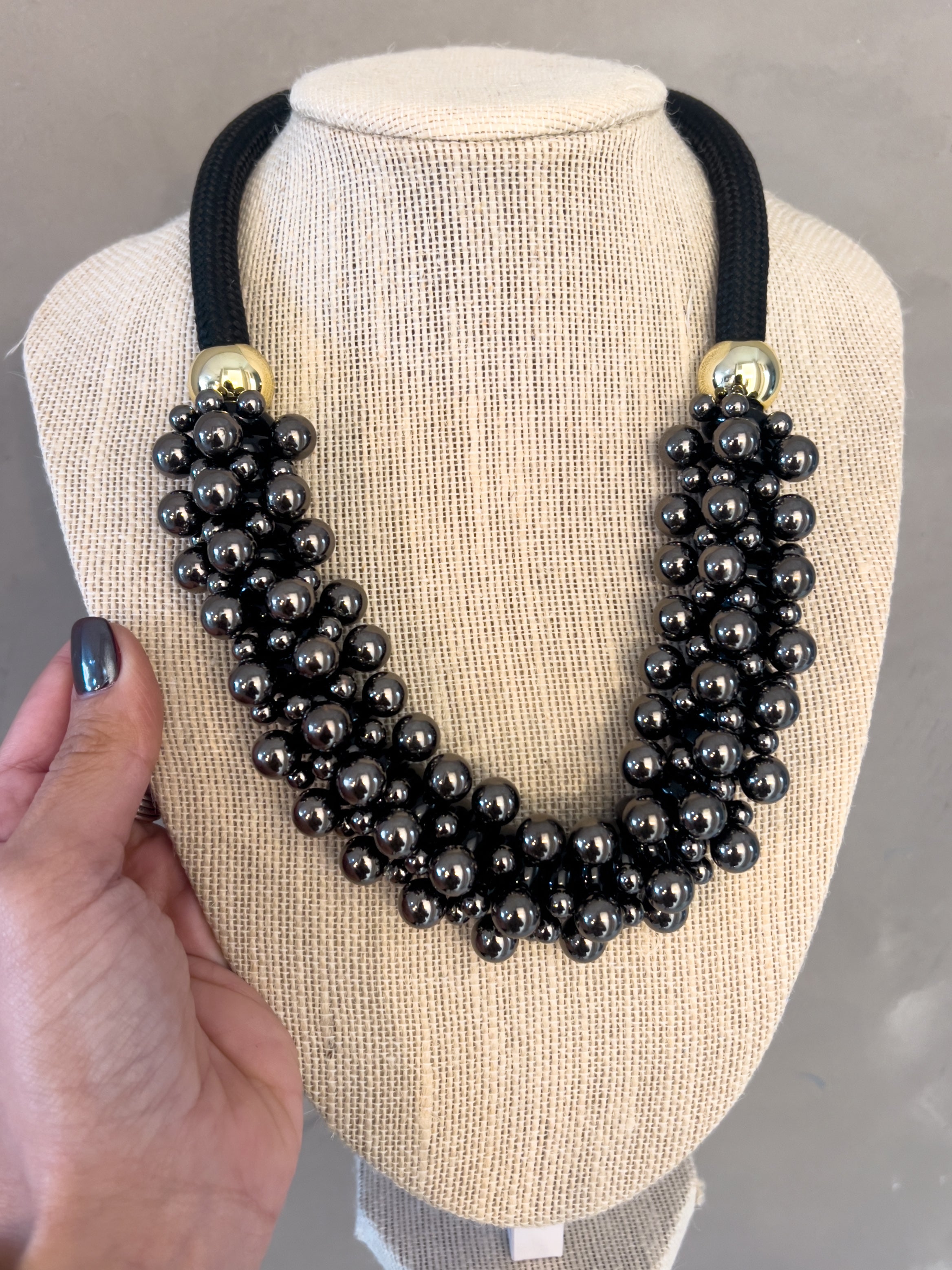 MONET BLACK BEADS NECKLACE IN BLACK