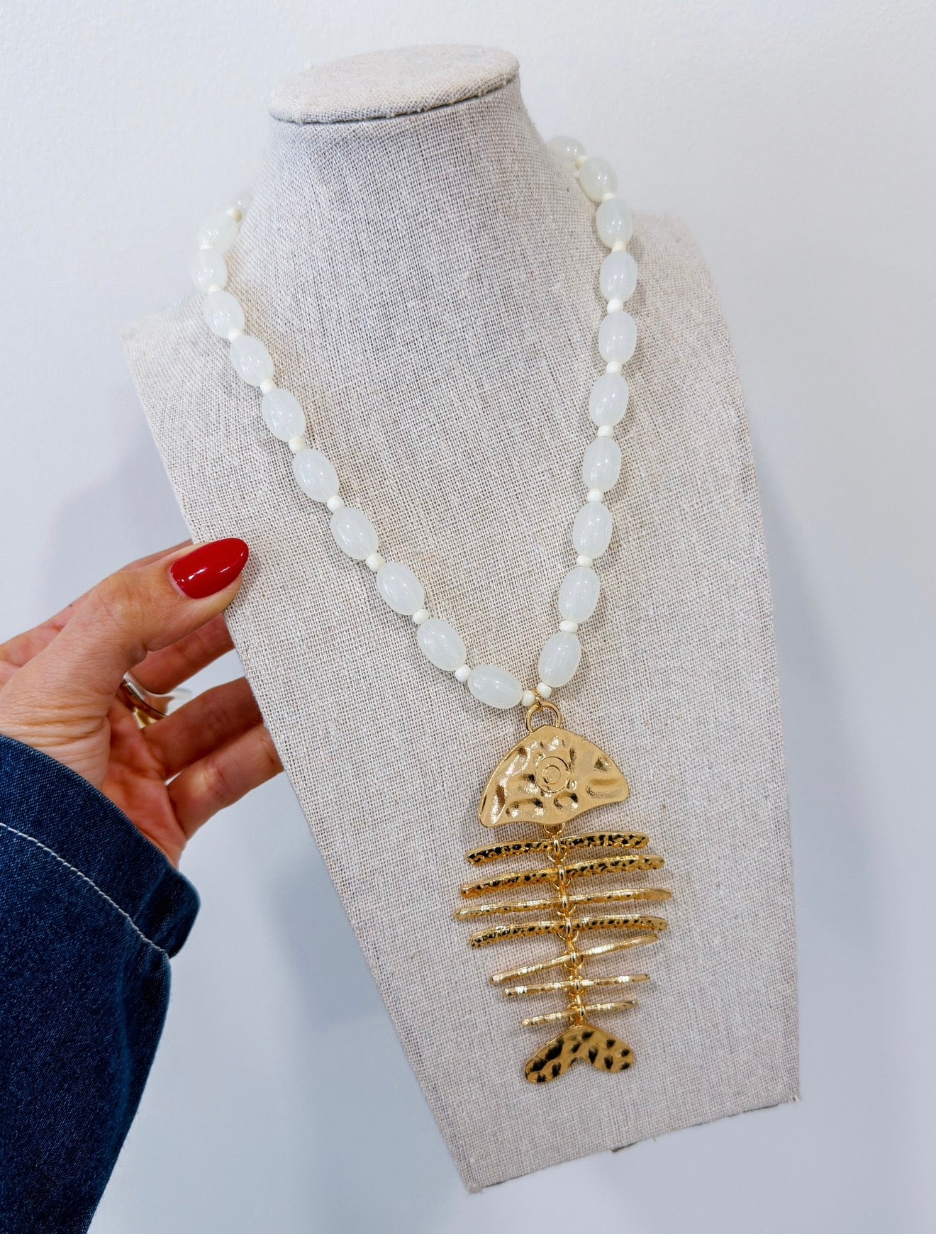 NERINE WHITE NECKLACE