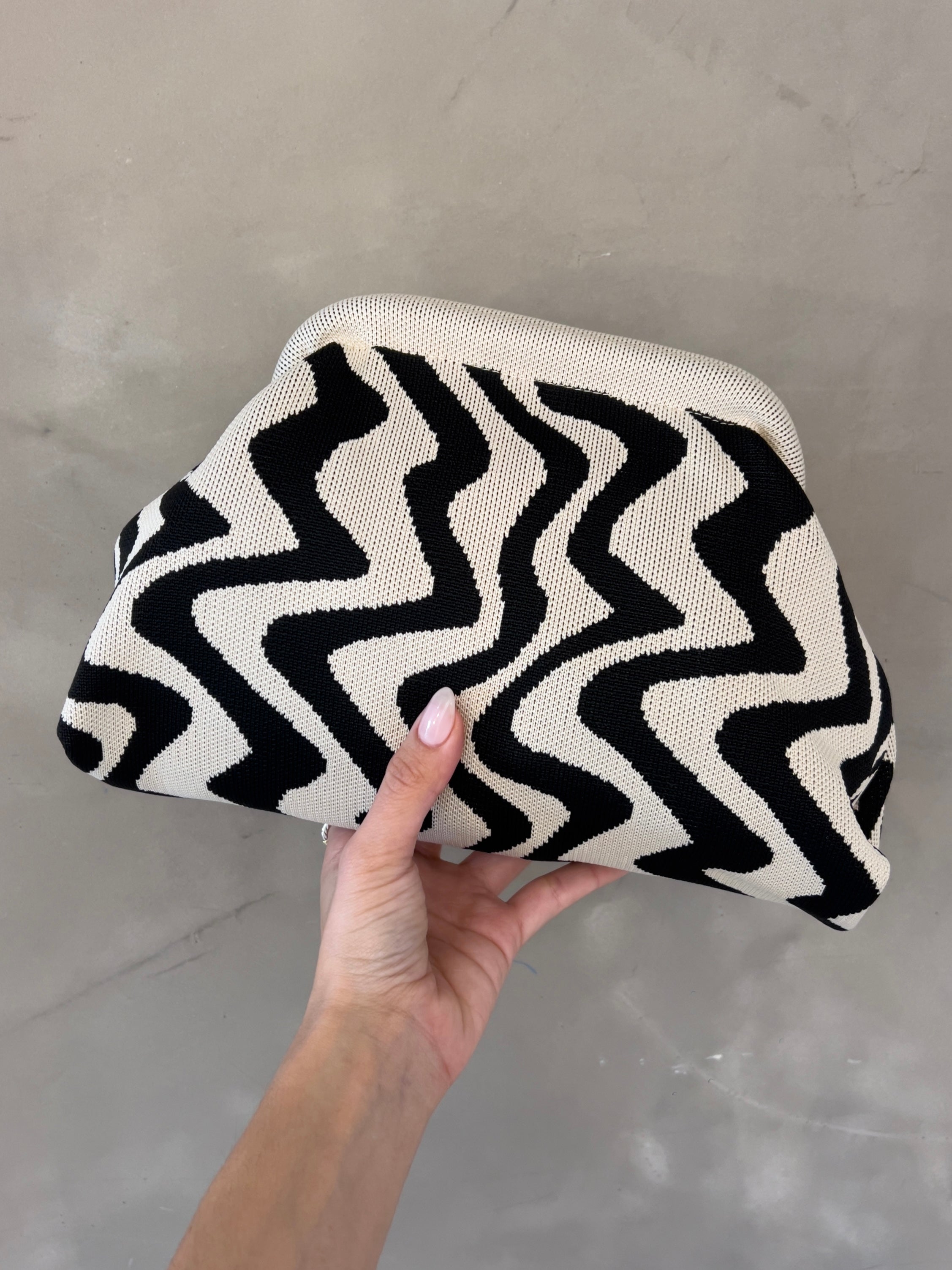 CAMILE ZIG ZAG POUCH IN BLACK/IVORY