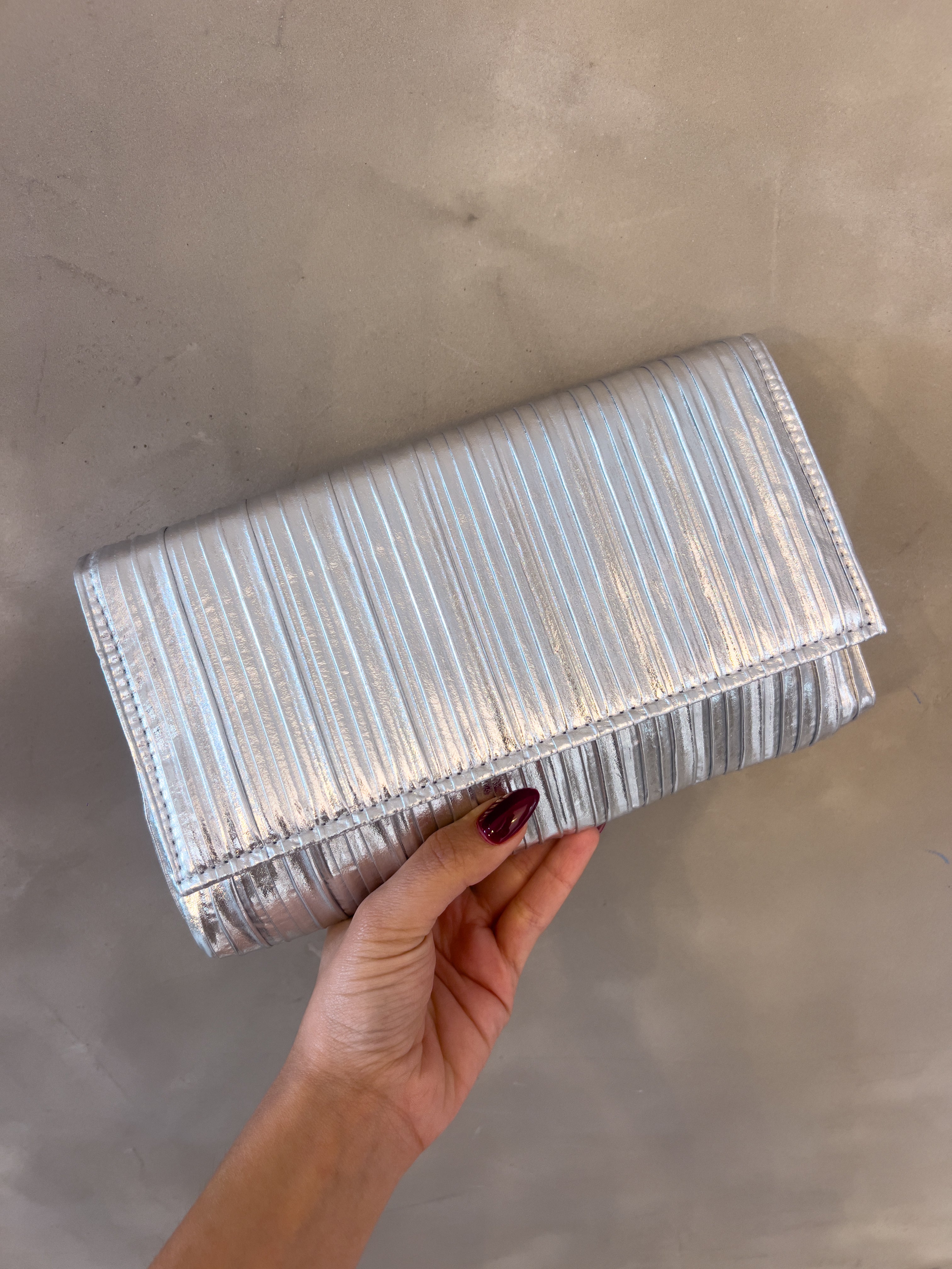 GIA CLUTCH IN SILVER