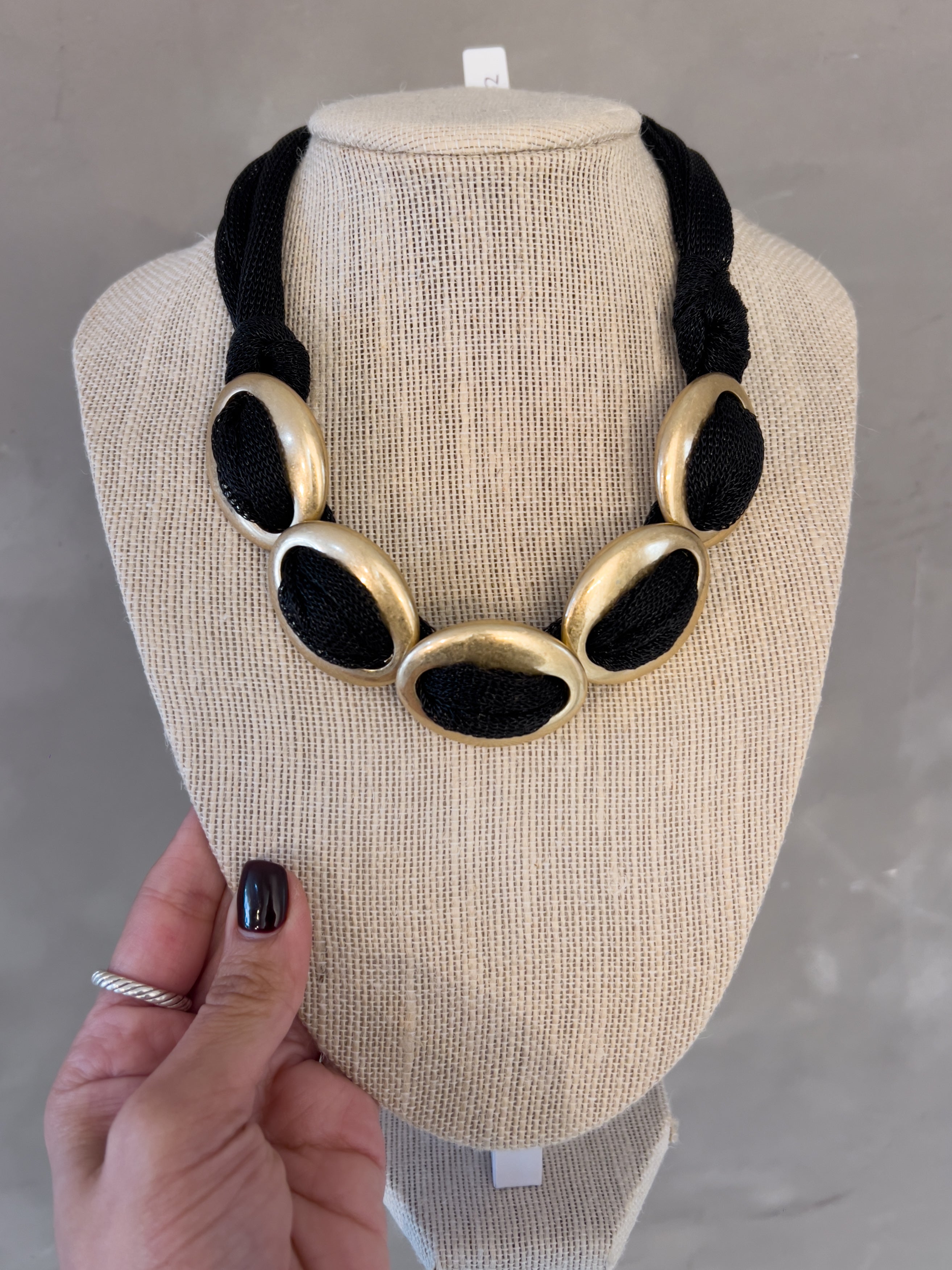 SANDRI NECKLACE IN BLACK