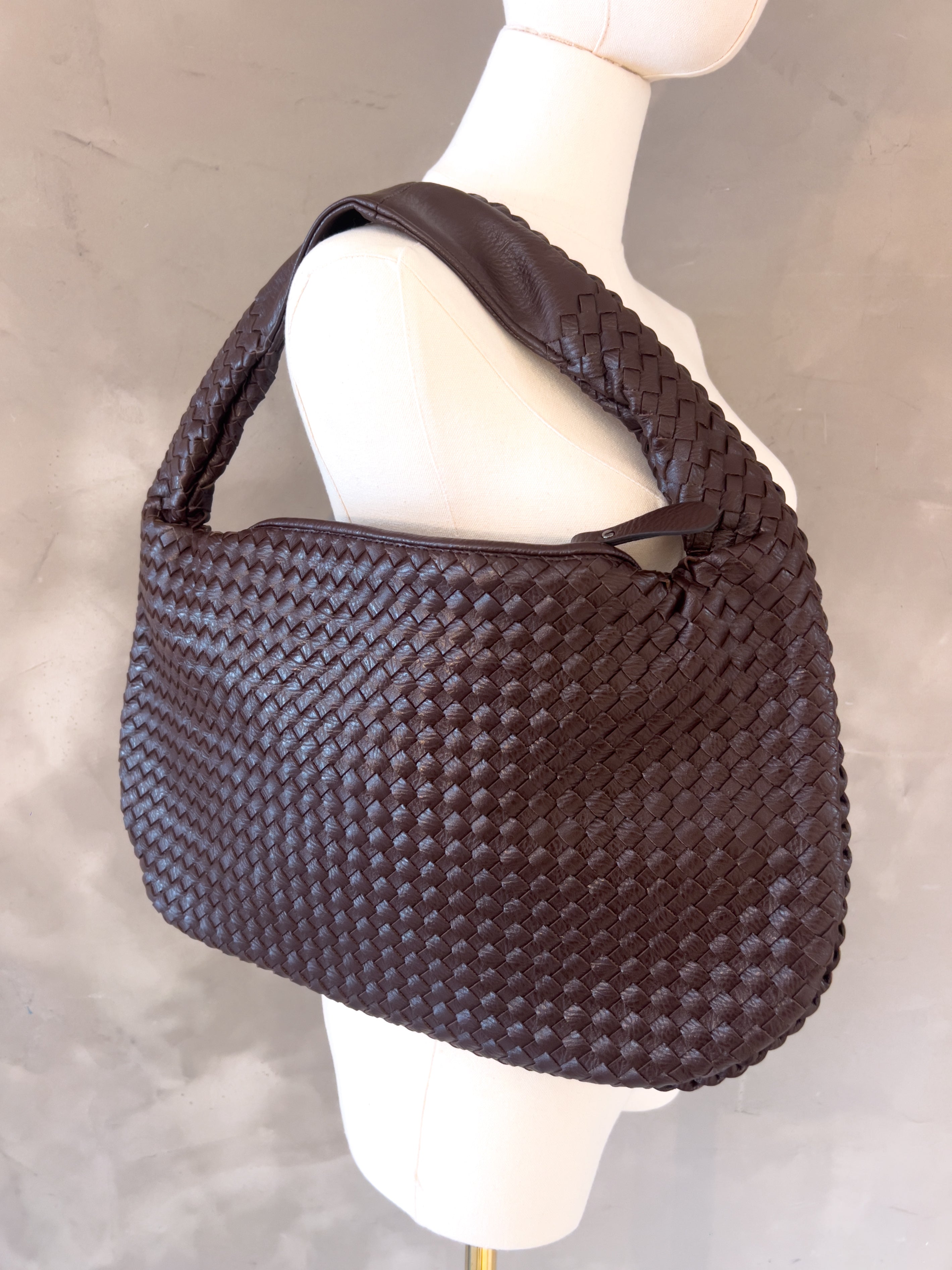 FABIANA WOVEN PILLOW BAG IN BROWN