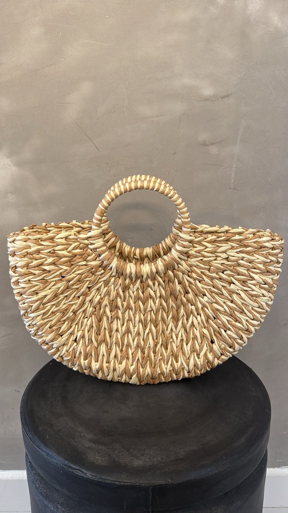 SANDRA WEAVE ROUND STRAW BAG