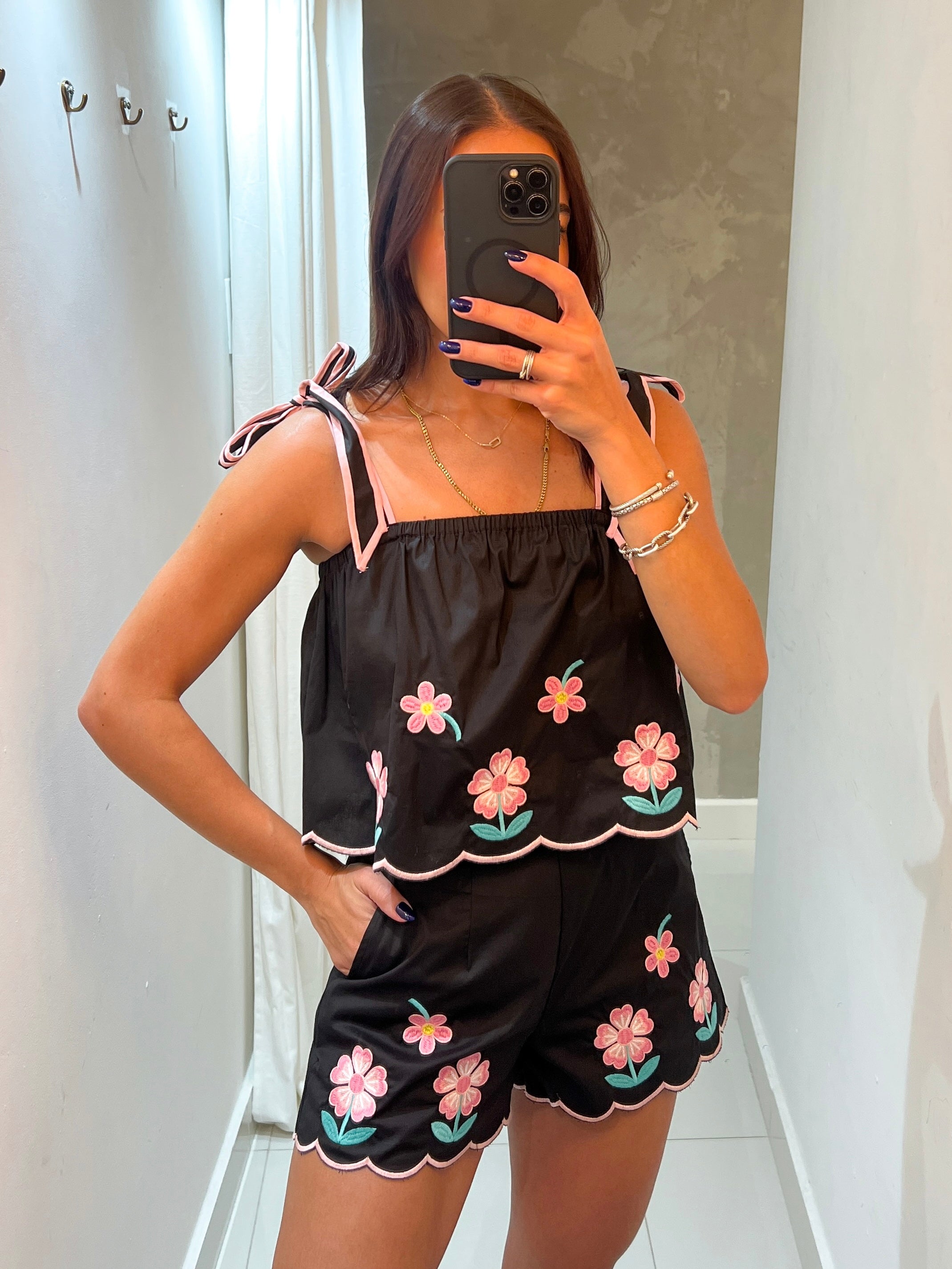 ARIETTA FLOWER EMBROIDERED SET IN BLACK