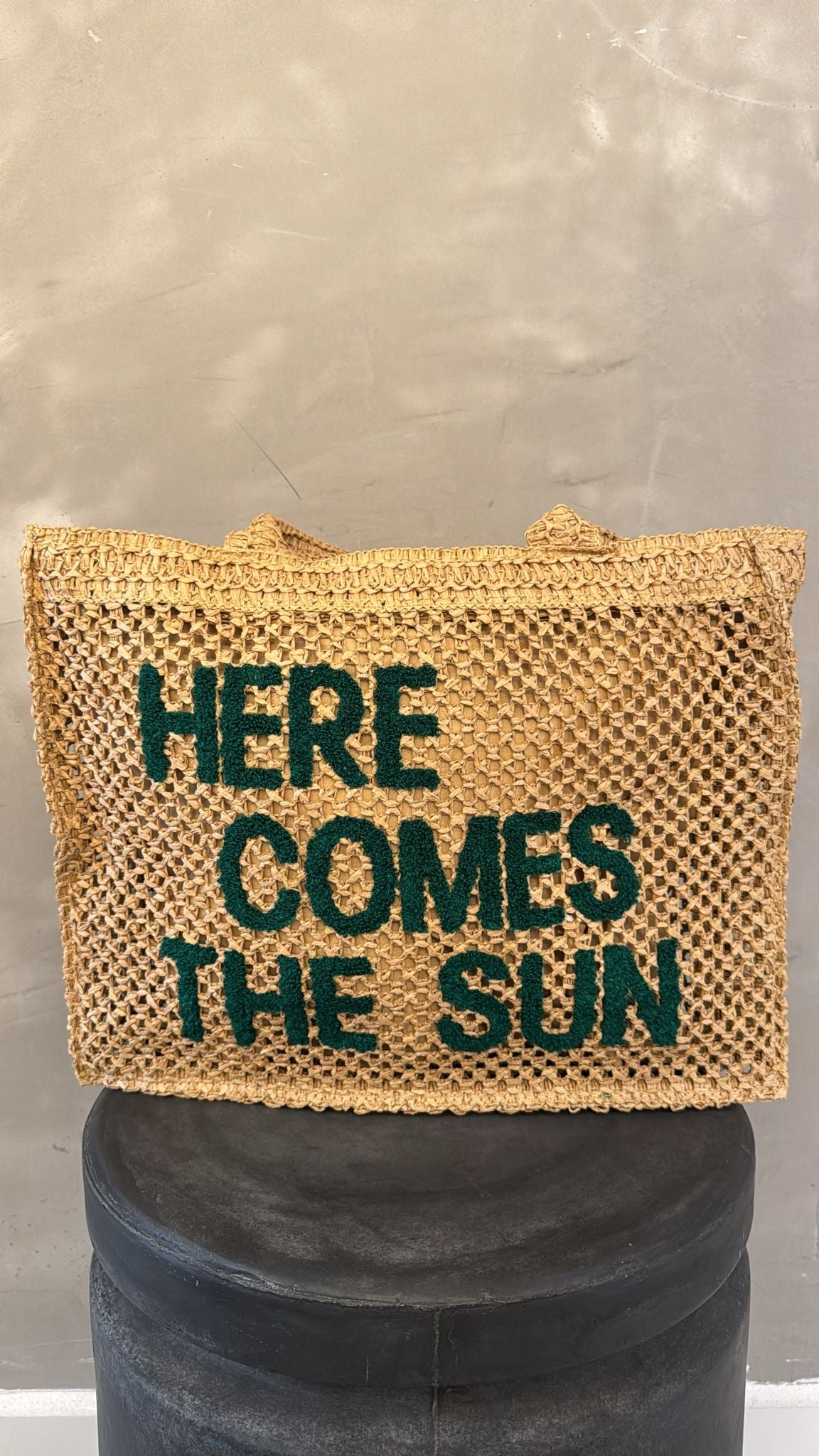 HERE COMES THE SUN STRAW TOTE BAG IN KHAKI