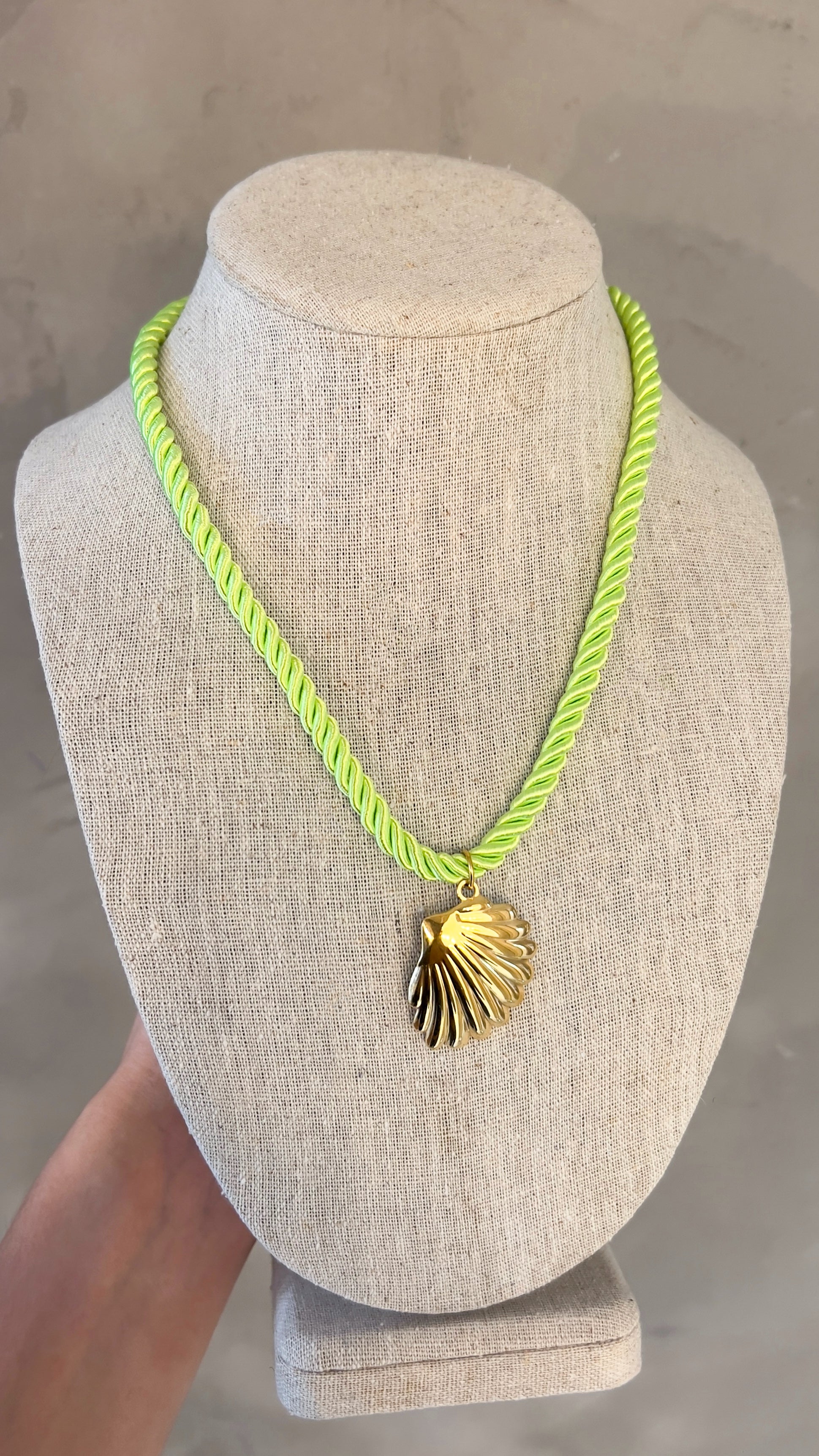 SEA SHELL NEON GREEN NECKLACE