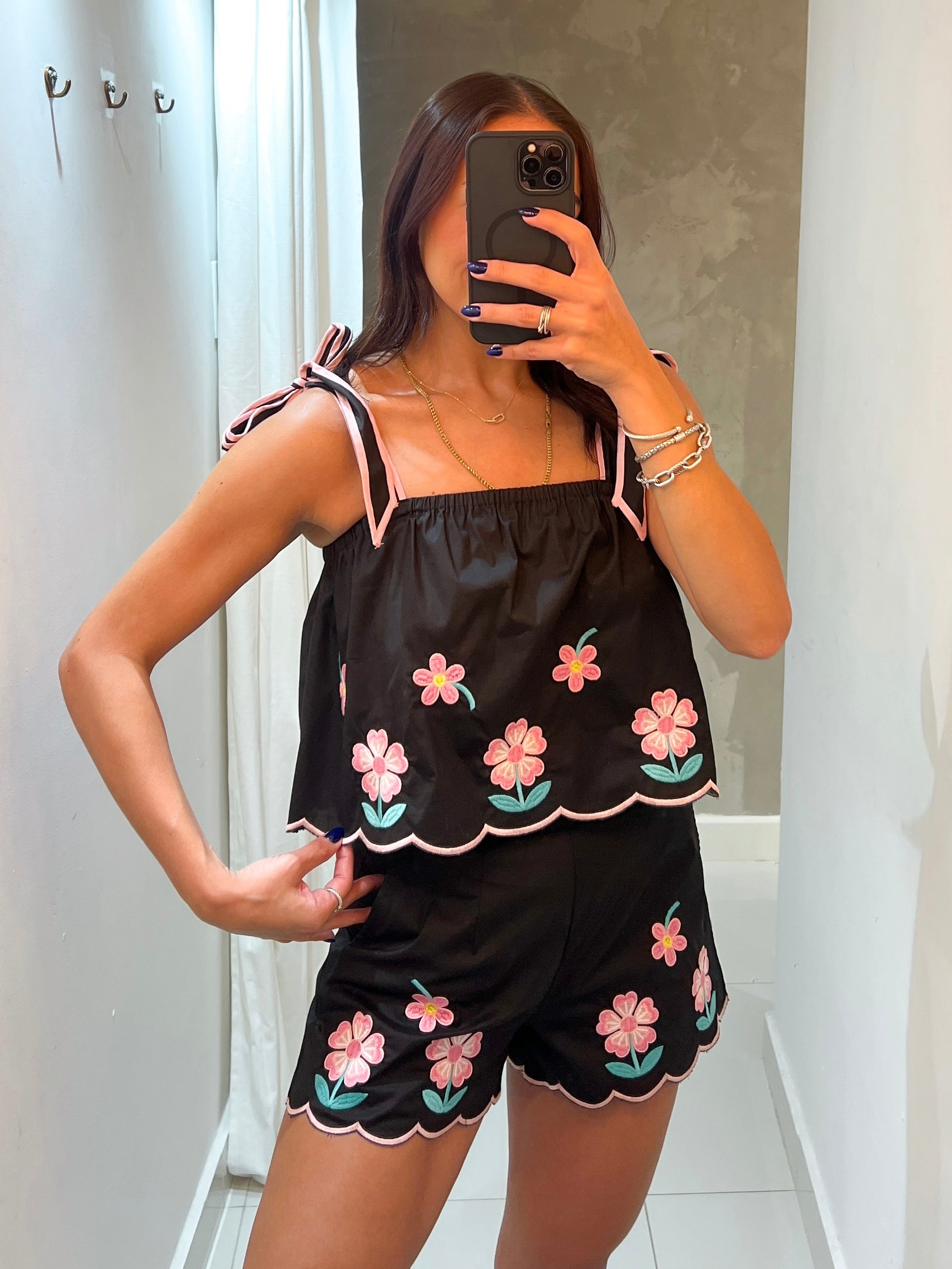 ARIETTA FLOWER EMBROIDERED SET IN BLACK