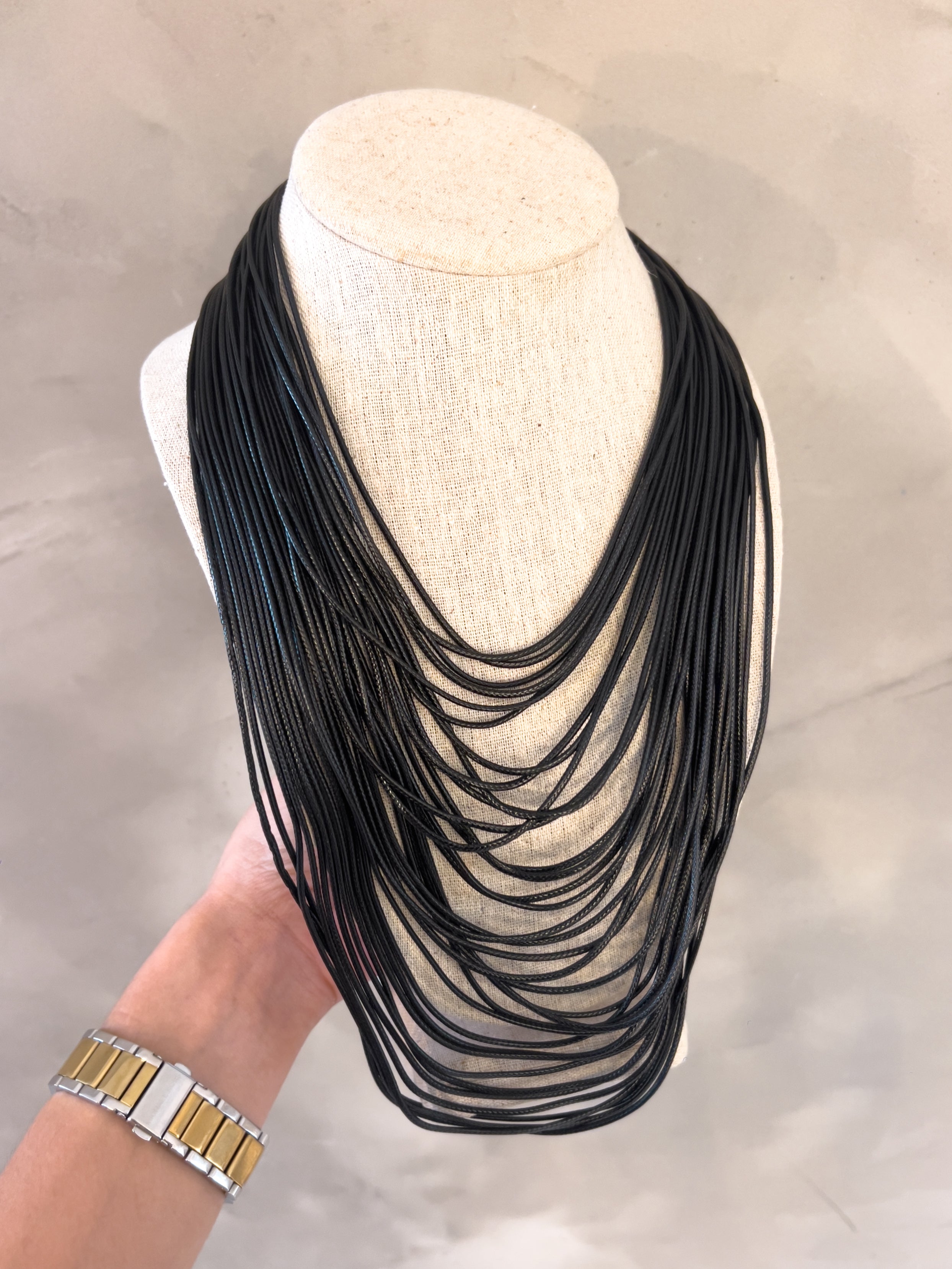 ANAHI STRING NECKLACE IN BLACK