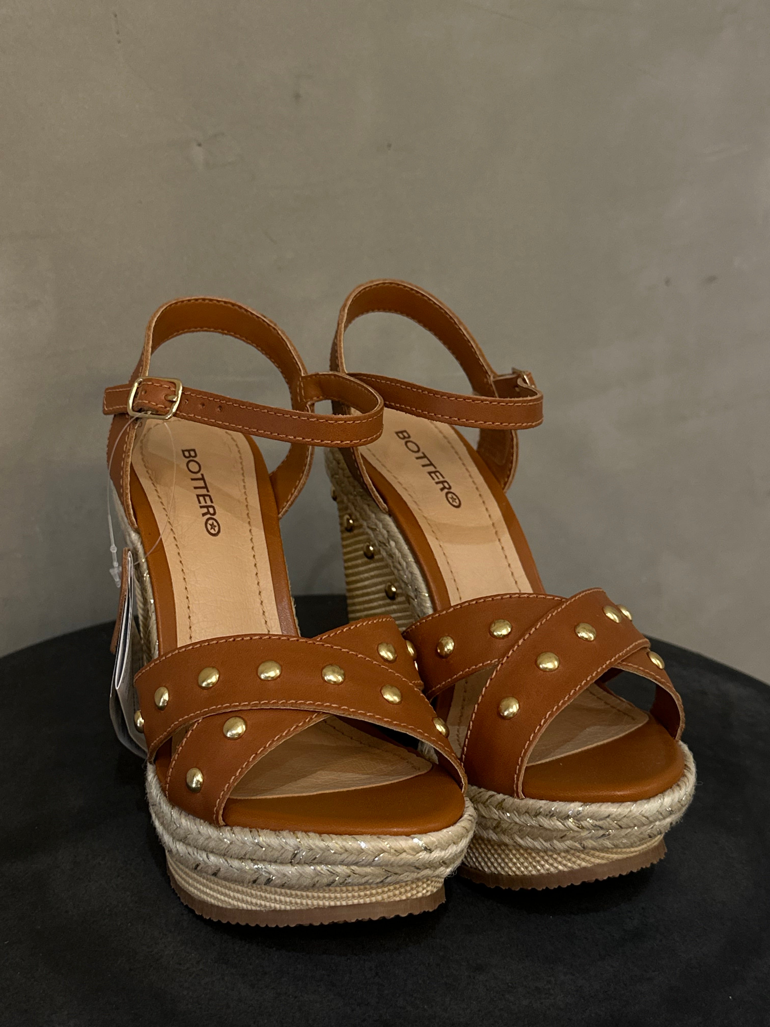 CLEO CINNAMON STUDDED WEDGE