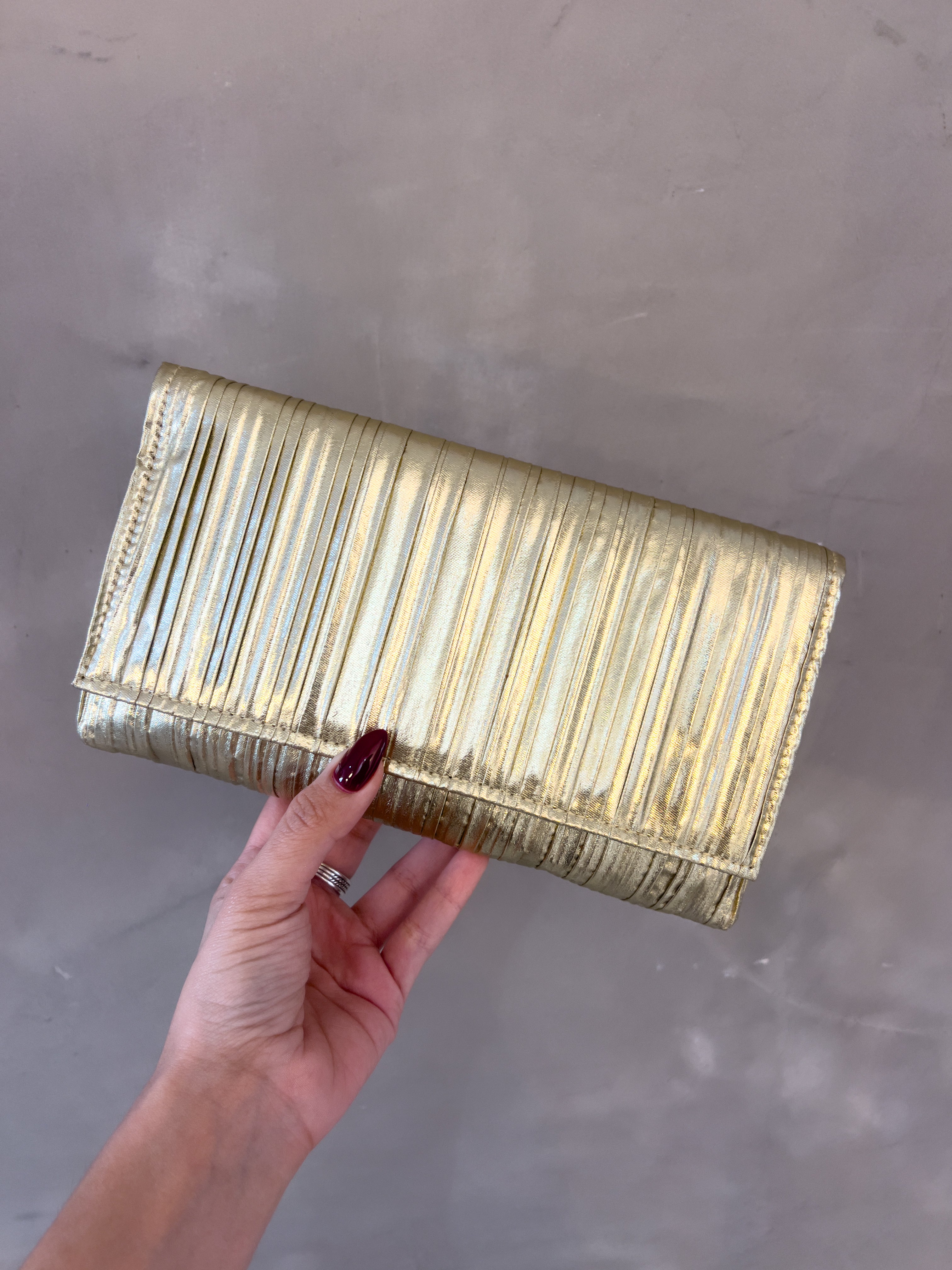 GIA CLUTCH IN GOLD