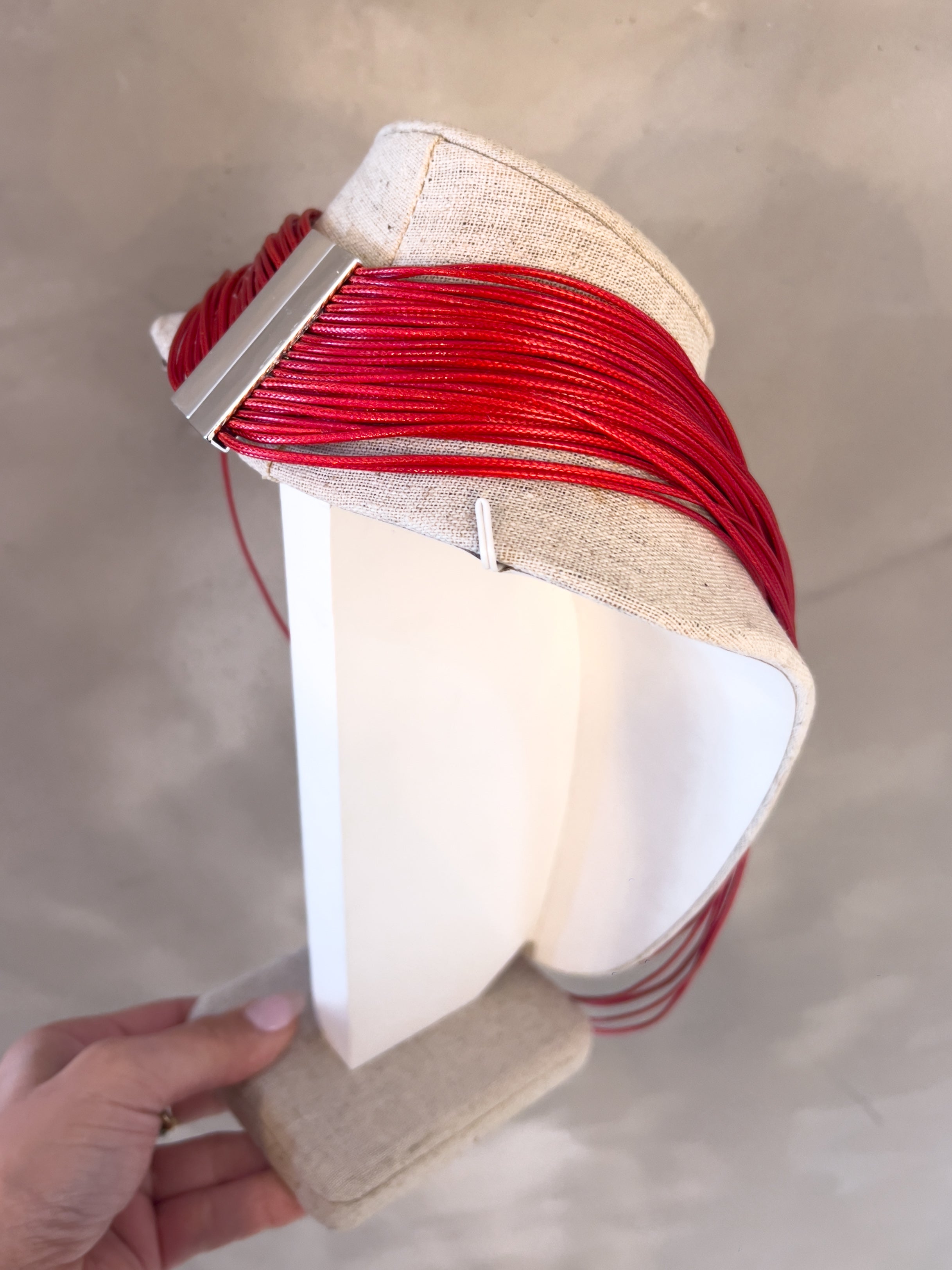 ANAHI STRING NECKLACE IN RED