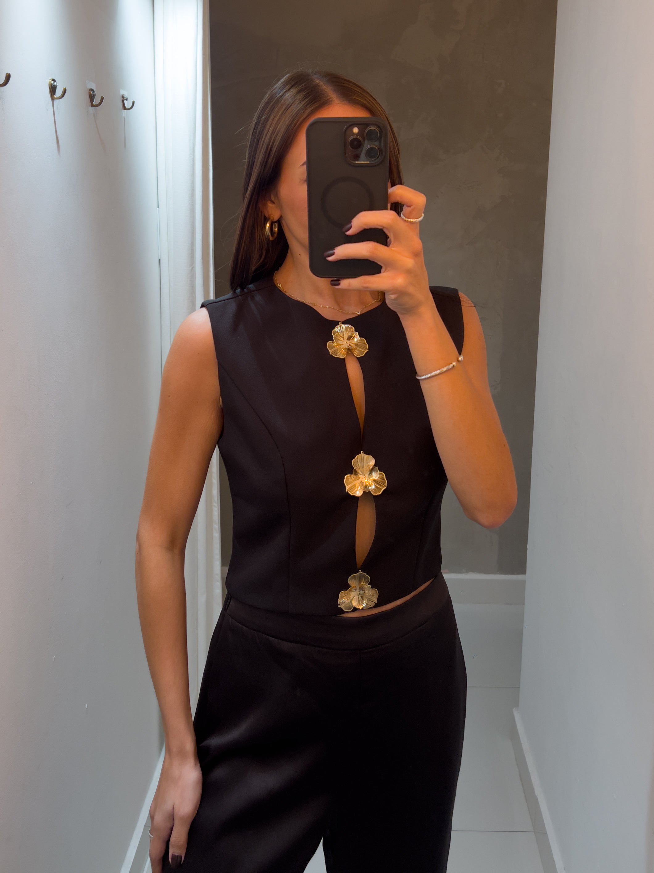 DEMI FLOWER DETAIL BLACK TOP