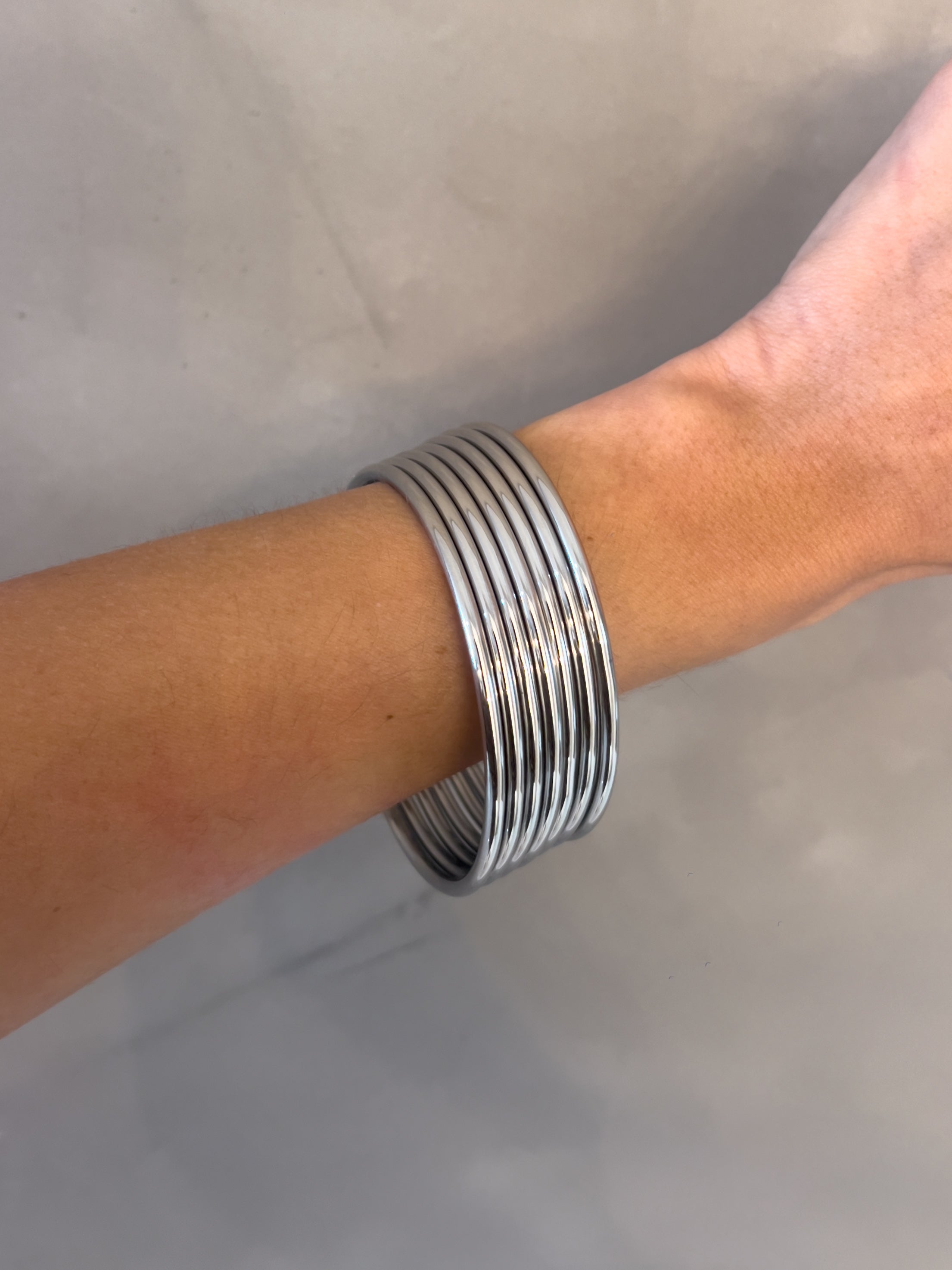 NATALIA MEDIUM WRIST BANGLES IN SILVER