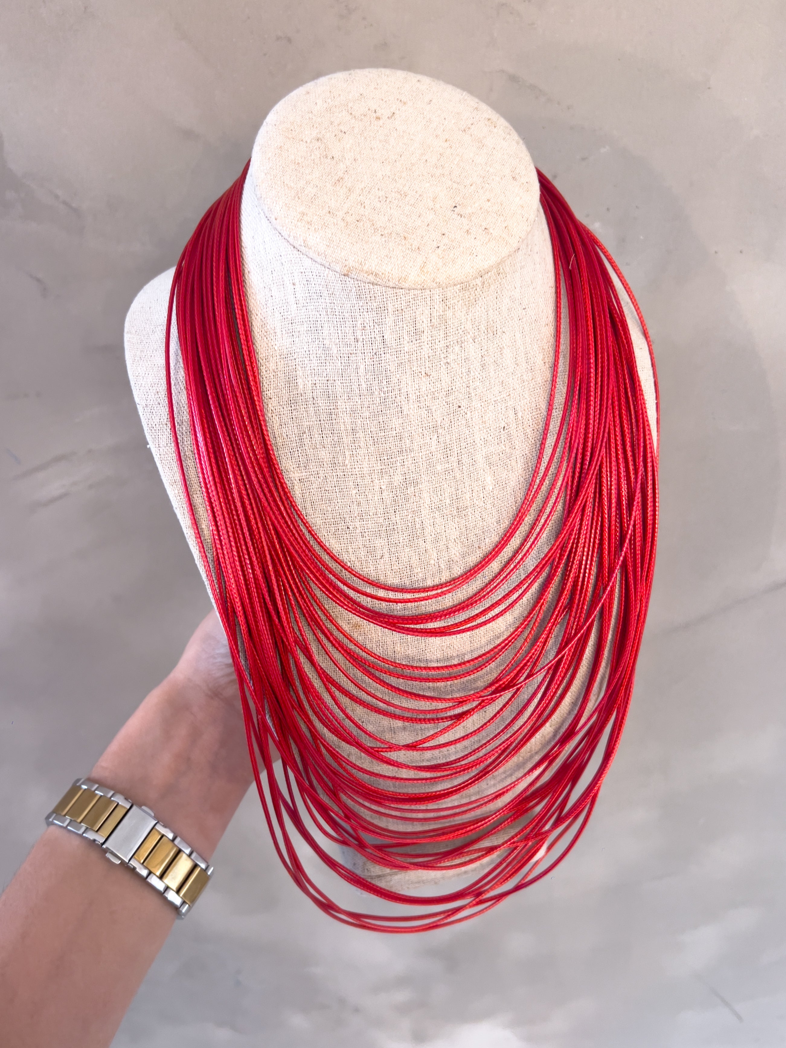 ANAHI STRING NECKLACE IN RED