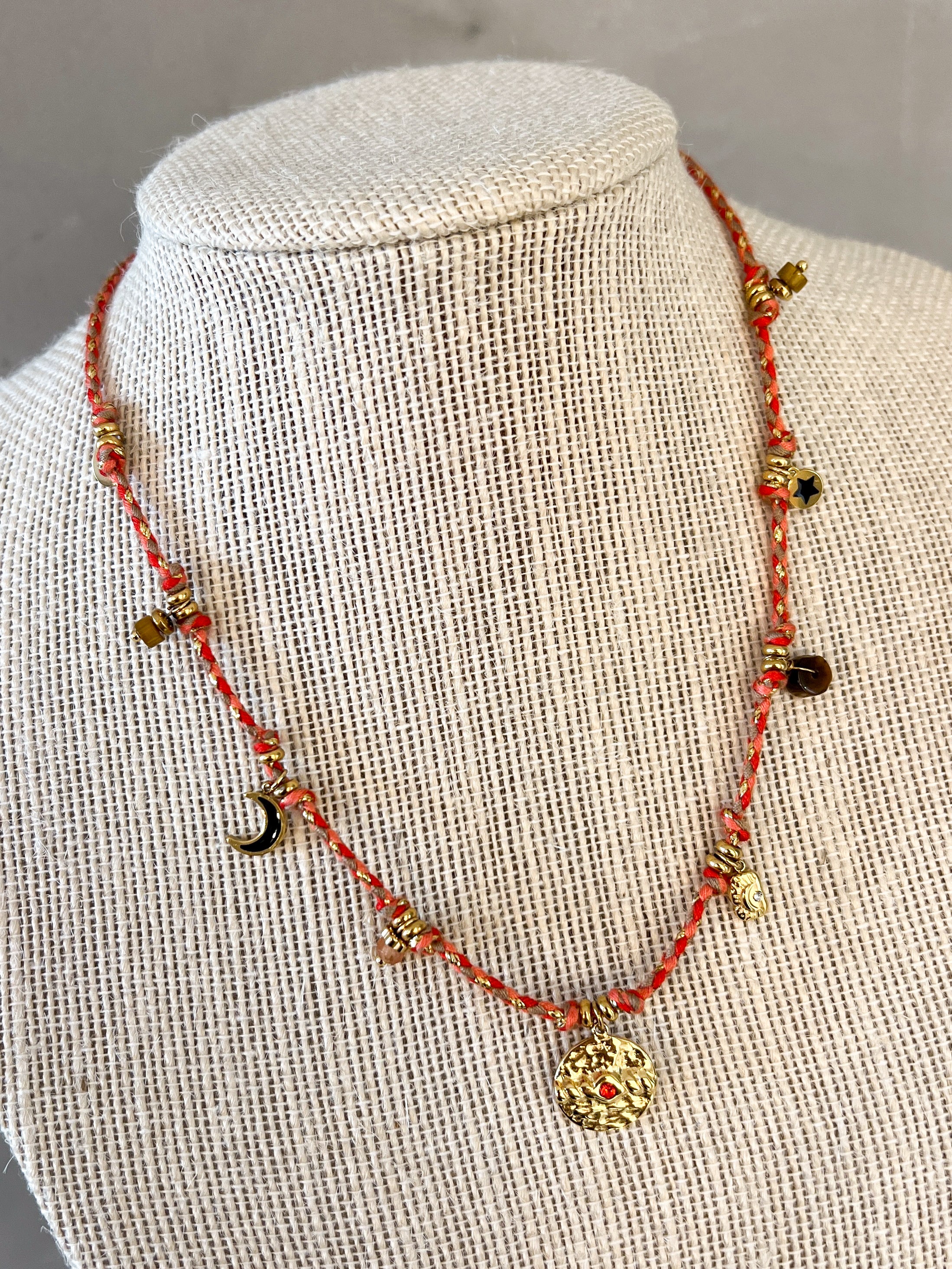 MALENA NECKLANE IN RED MULTI