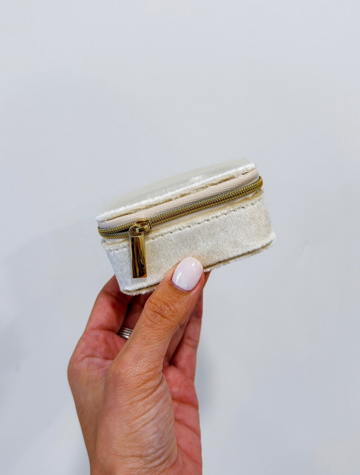 ANAHI VELVET JEWELRY BOX